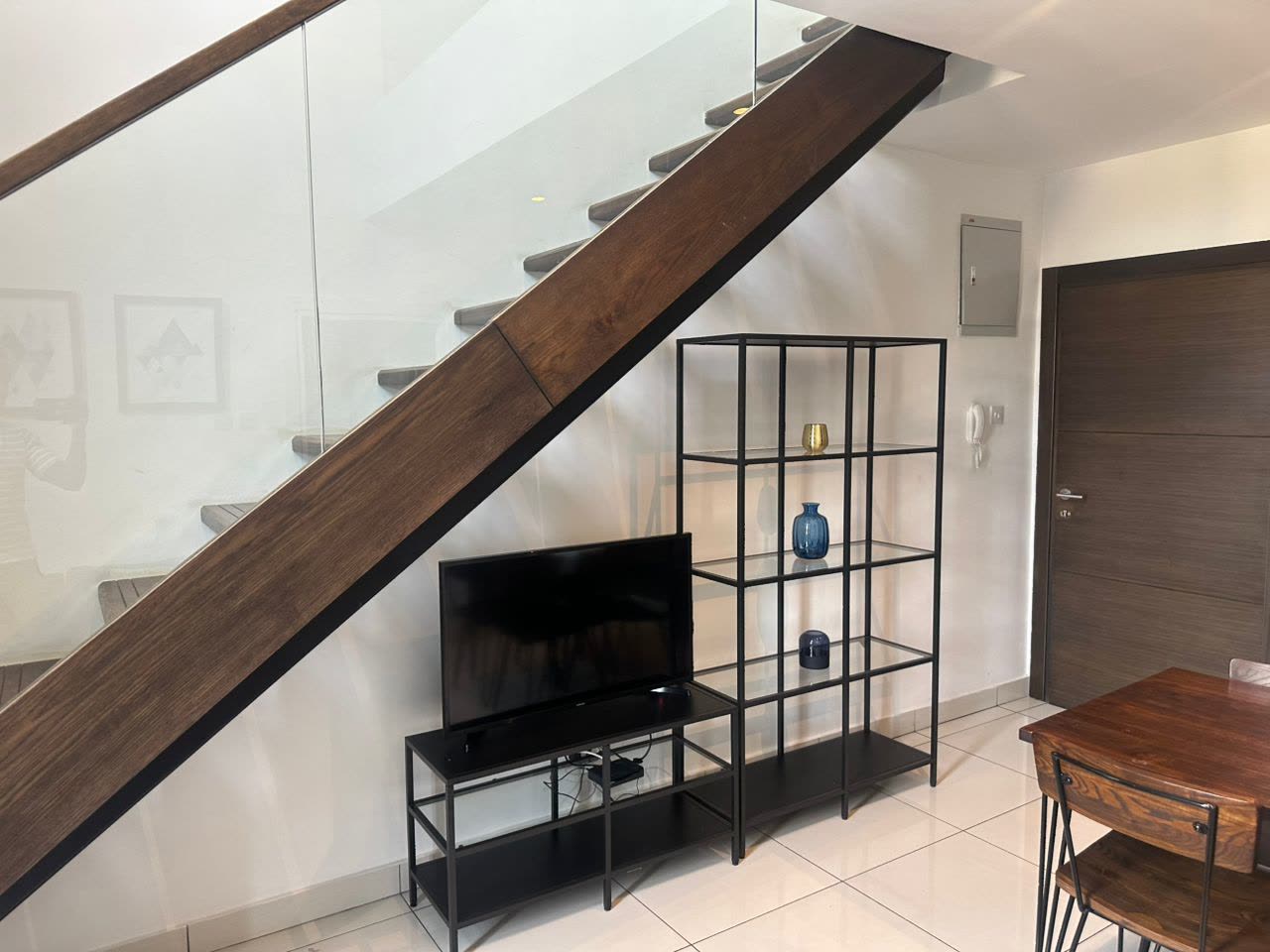2-bed duplex dining area